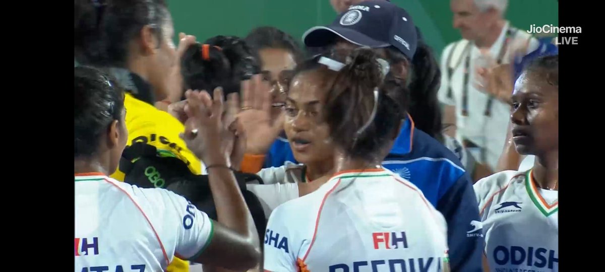 SportsArena1234's tweet photo. SECOND HALF HEROICS ALLOWED INDIA A COMFORTABLE WIN AGAINST USA 

🇮🇳 defeated 🇺🇲 7-3 to win the 2nd match of the group stage in the Hockey 5s World Cup to qualify for SF

The team was 0-2 down after the first half but came back strongly to seal the deal

Earlier defeated 🇵🇱 5-4 https://t.co/Dpy7BSkitf