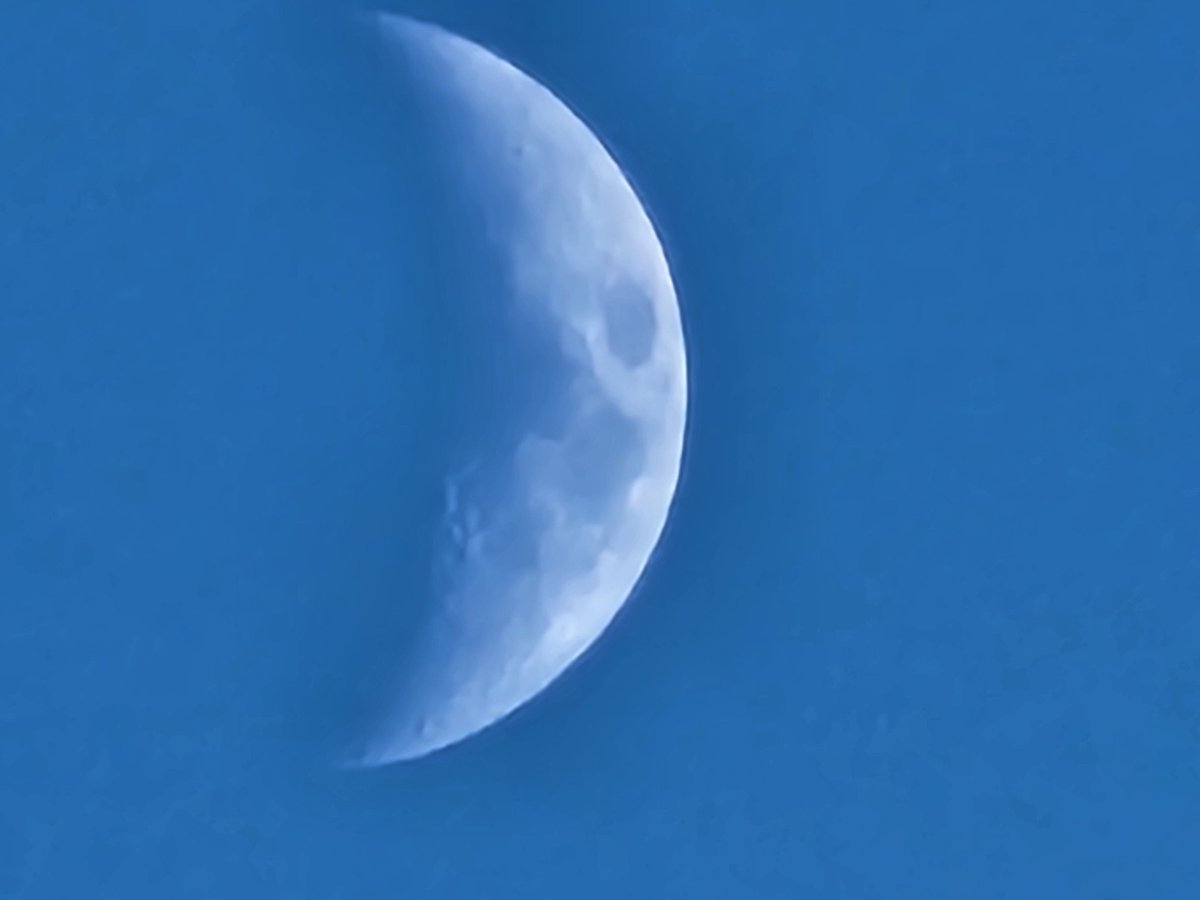 @TheSneakyLens Daytime moon #bluephotos