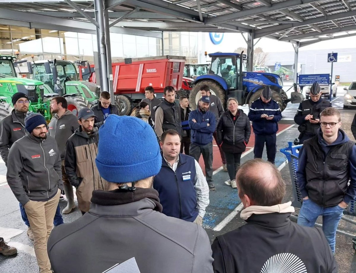 fdsea72's tweet photo. [Manifestation 📣]

Hier en fin d'après-midi, les agriculteurs ont pu rencontrer le directeur de la grande surface https://t.co/yL9bnQyTyY de Sablé-sur-Sarthe 📍

N'importons pas l'agriculture que nous ne voulons pas !! ❌️
Le combat continue !! 💪

#fdsea72 #jeunesagriculteurs https://t.co/77J5dYWaAb