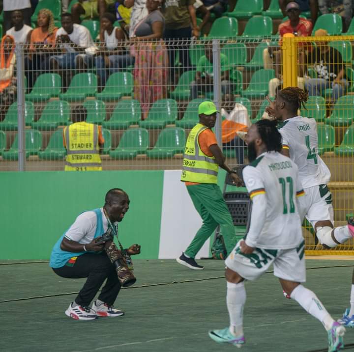 Ton Screenshoter📸🇨🇲 (@didierlefa) on Twitter photo Quand on vous dit que Le football c'est plus qu'un sport.
Le photographe n'a pas pu contenir sa joie apres le but decisif du Cameroun.
#TotalEnergiesAFCON2023
#CAN2023
📸😎 : <a href="/DidierLefaStud/">Didier Lefa Studio.</a> Quand on vous dit que Le football c'est plus qu'un sport.
Le photographe n'a pas pu contenir sa joie apres le but decisif du Cameroun.
#TotalEnergiesAFCON2023
#CAN2023
📸😎 : <a href="/DidierLefaStud/">Didier Lefa Studio.</a>