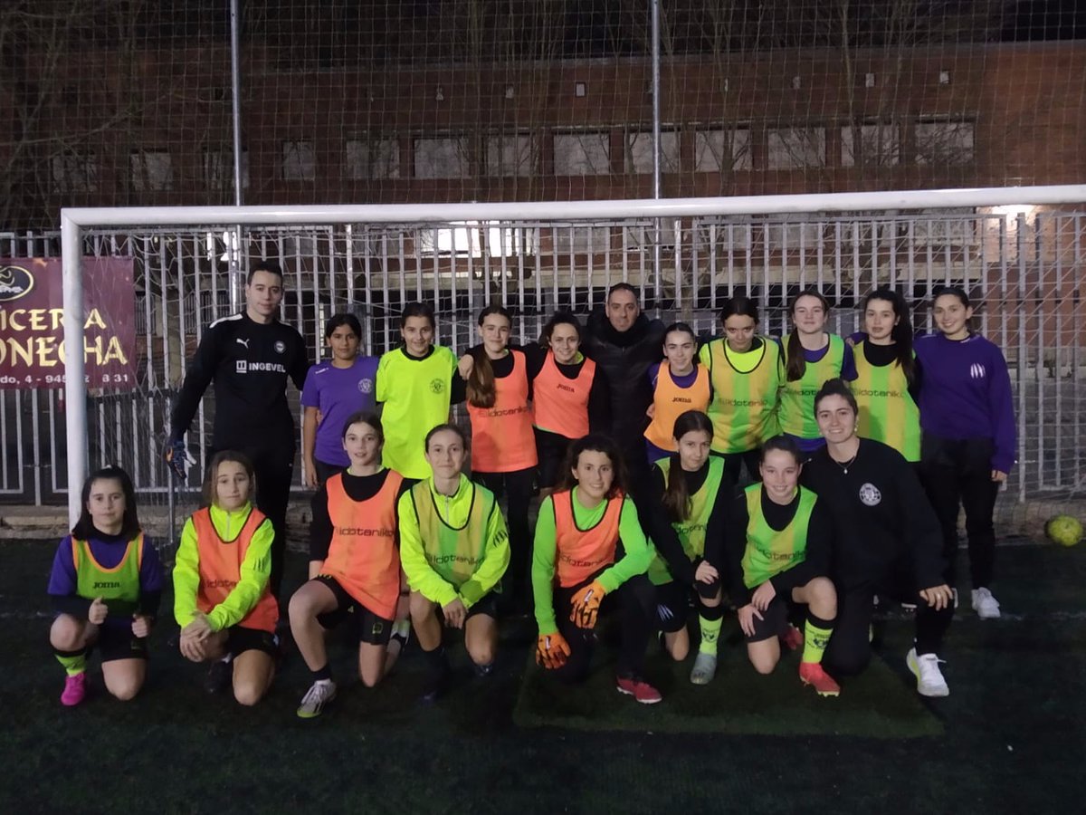 💪 El pasado lunes realizamos una doble sesión de entrenamiento con las más peques del <a href="/HauskaitzKluba/">Hauskaitz</a> 

📍 Campo de fútbol de San Martín

2⃣ horas intensas de aprendizaje para las jugadoras y entrenadoras de los dos equipos alevines