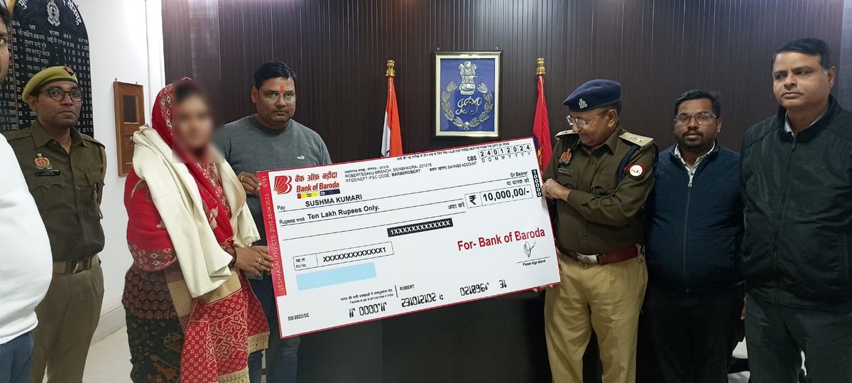 sonbhadrapolice's tweet photo. सोनभद्र पुलिस में नियुक्त हे0का0 स्व0 राजू कुमार पीएनओ 112771166 की आकस्मिक मृत्यु होने के कारण पुलिस सैलरी पैकेज के अन्तर्गत बीमा दावा से सम्बन्धित 10 लाख रुपये की धनराशि का भुगतान उनकी आश्रिता पत्नी श्रीमती सुषमा कुमारी को #BOB चेक के माध्यम से #ASP_op द्वारा प्रदान कराया गया । https://t.co/urmXWrcenJ