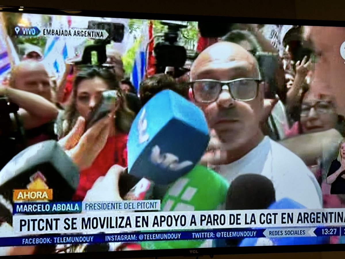 MarcePdelC's tweet photo. Este pelado que se rasga las vestiduras gritando por la libertad es el mismo que se fue a Venezuela a aplaudir a Maduro?

@PITCNT1 https://t.co/cK0PhS9UA4