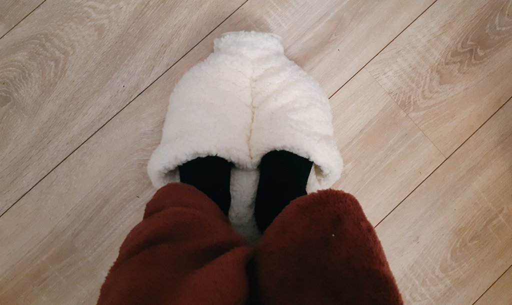 Meine bessere Hälfte hat mir eine Wärmflasche für die Füße geholt!! Ich, die einfach dauerhaft kalte Füße hat, liebt es😍 die ist jetzt ständig in Betrieb :D (und so flauschig!!!)