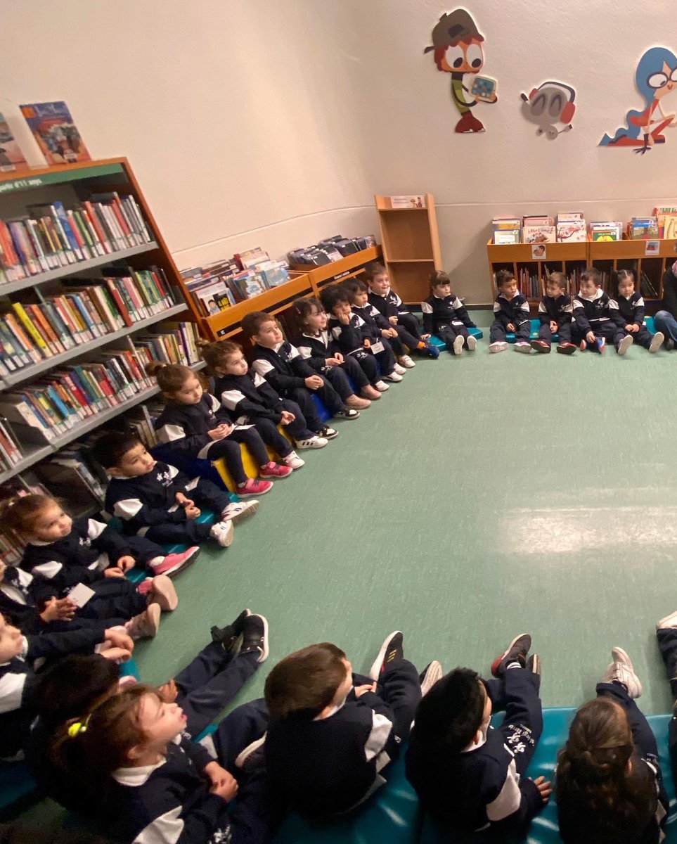 EscolaTarres's tweet photo. 📚📖  Avui el grup de les formigues 🐜 #I3 ha anat a conèixer la Biblioteca dels #Safareigs. 

Allà ens han prestat llibres que expliquen coses molt interessants sobre les #formigues!

 #SortidaMatinal #EducacióInfantil https://t.co/1ZHpy60DMM