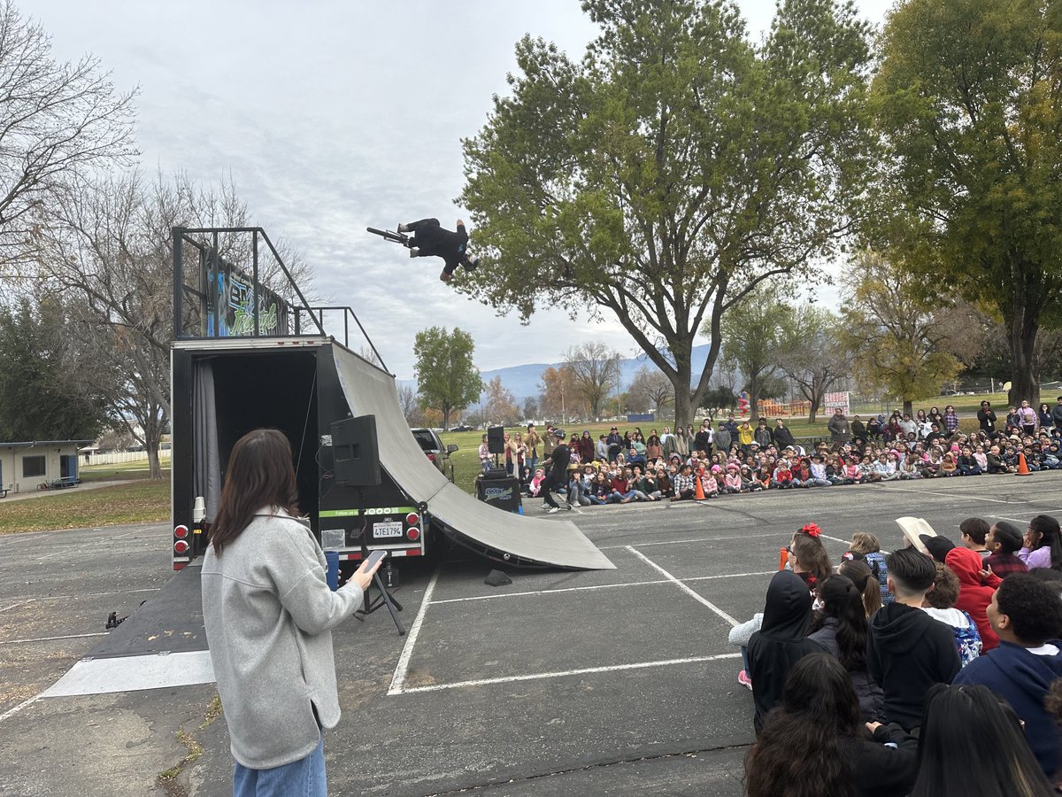 Robert Castillo’s BMX freestyle team WOWED our school with a examples of how to improve communication, teamwork and kindness for #kindnessweek #thisisRUSD