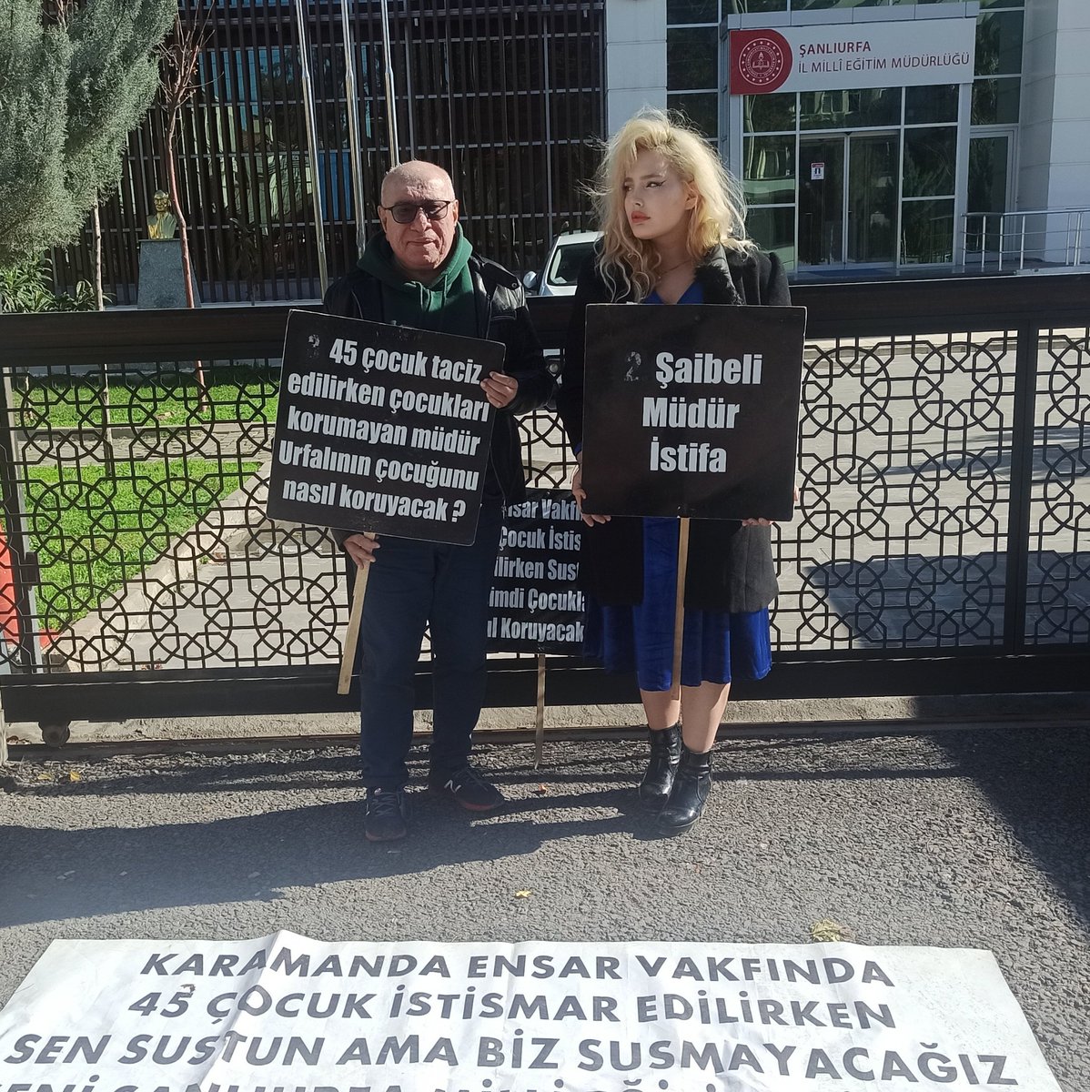 Bugün çocuklarımız için tuttuğumuz Adalet Nöbetinin 125. Günüydü.

Yanımda kıymetli sanatçı <a href="/ilyassalmansm/">İlyas Salman</a> vardı..
GÜÇ, UMUT, IŞIK OLDU..
#Fox #Başak #Geliyor #Terörist #Urfa #ensarvakfi #hisse
<a href="/fatihportakal/">fatih portakal</a>