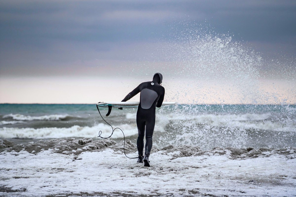 #DYK The surf is alive and well, even throughout Canadian winters 🤙 Riding the waves in the Great Lakes relies heavily on winds, making fall and winter the best time for freshwater surfers.