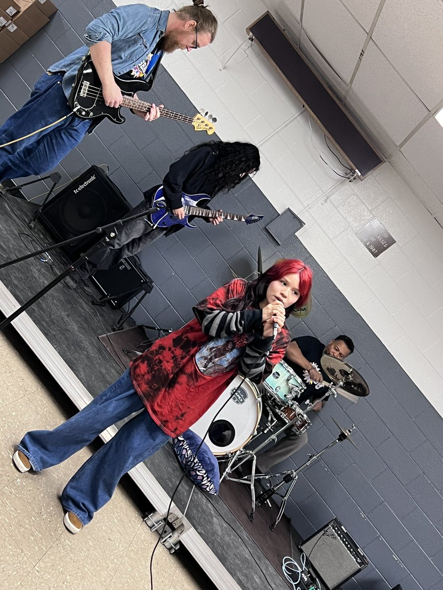 HHSGreyhounds's tweet image. Today @HHSGreyhounds 
Big Thank You To Mr. James &amp;amp; Mr. Conway &amp;amp; Mr. Barrett. For working with our students and putting this together. 
TINY DESK CONCERT 

Student recognition:
Demian Barcenas
Emilia Chavez
Diego Lopez
Angelica