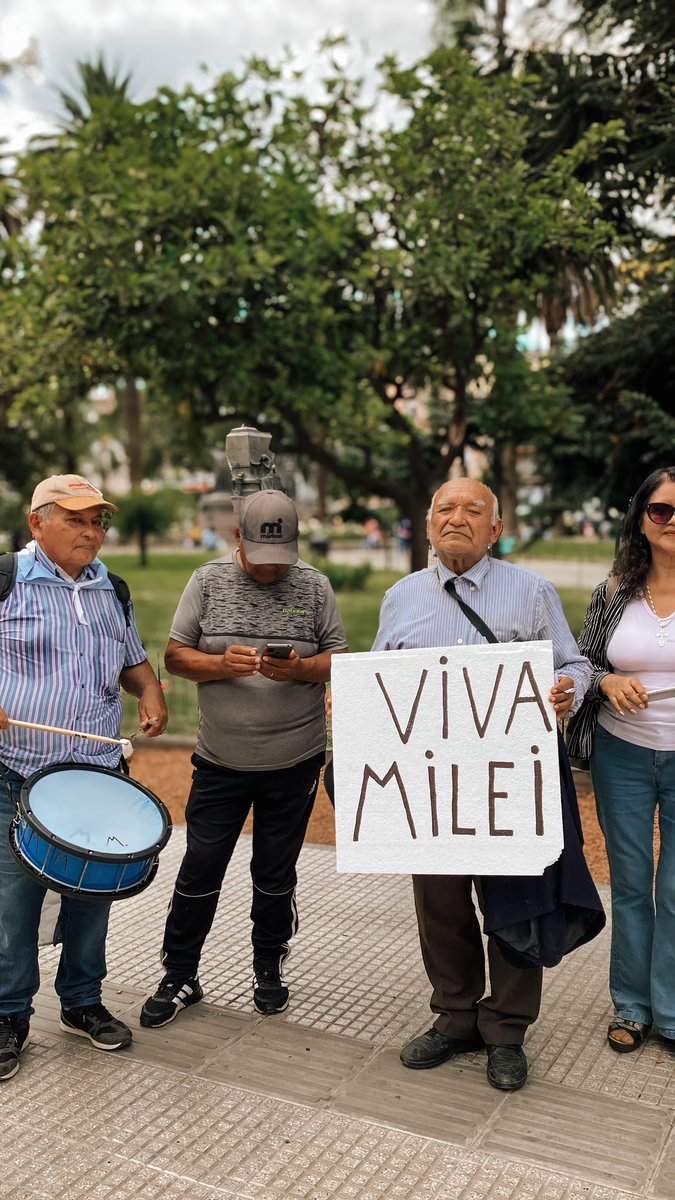 “Hay un cambio de paradigma que ya no se puede parar” esta foto retrata a unos genios en contramarcha. Ellos aspiran realmente por la libertad. 
El resto, 4 años callados sin hacer nada por toda la que se robaron, recién ahora salen a la calle? D E T E S T A B L E 
#YoNoParo24E