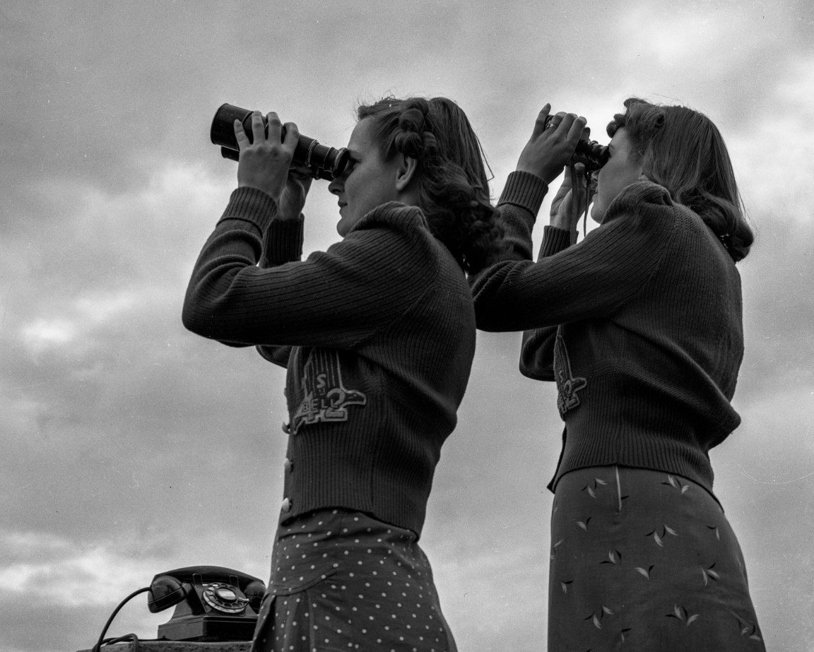 Looking for an amazing collection of historical images of LA? We recently rediscovered the @LASchools digital archive! Explore: lausd.pastperfectonline.com These LAUSD students at Bell High were 'airplane spotters' during WWII. #lahistory #losangeleshistory