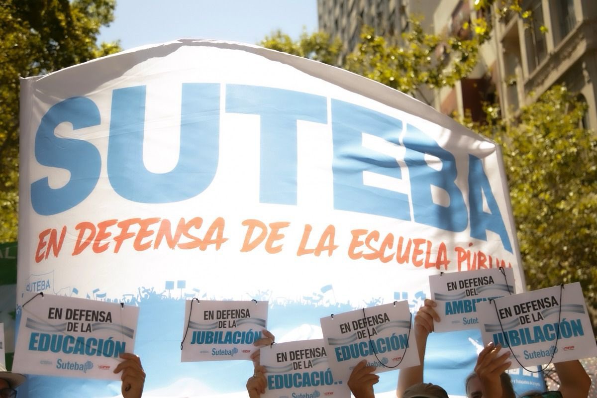 Masiva movilización para enfrentar el brutal ajuste del gobierno y rechazar el DNU y la Ley Ómnibus.

Todas las centrales sindicales unidas en defensa de los trabajadores y la democracia.

#LaPatriaNoSeVende