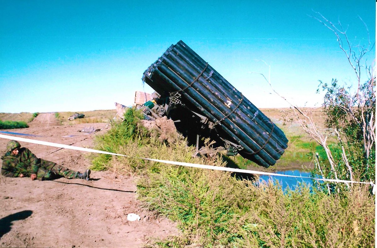 ArmouredSapper's tweet photo. It doesn’t always go to plan. A few ‘oops’ from Battlegroup exercises in British Army Training Unit Suffield (BATUS), Canada.

1) Helicopter Bridges
2) Road Bank Collapse
3) Close Support Bridge Straddle
4) Close Support Bridge Grind 🛹

📷 Steve Harris

#ArmouredSappers #BATUS https://t.co/oNTrMzmCwI