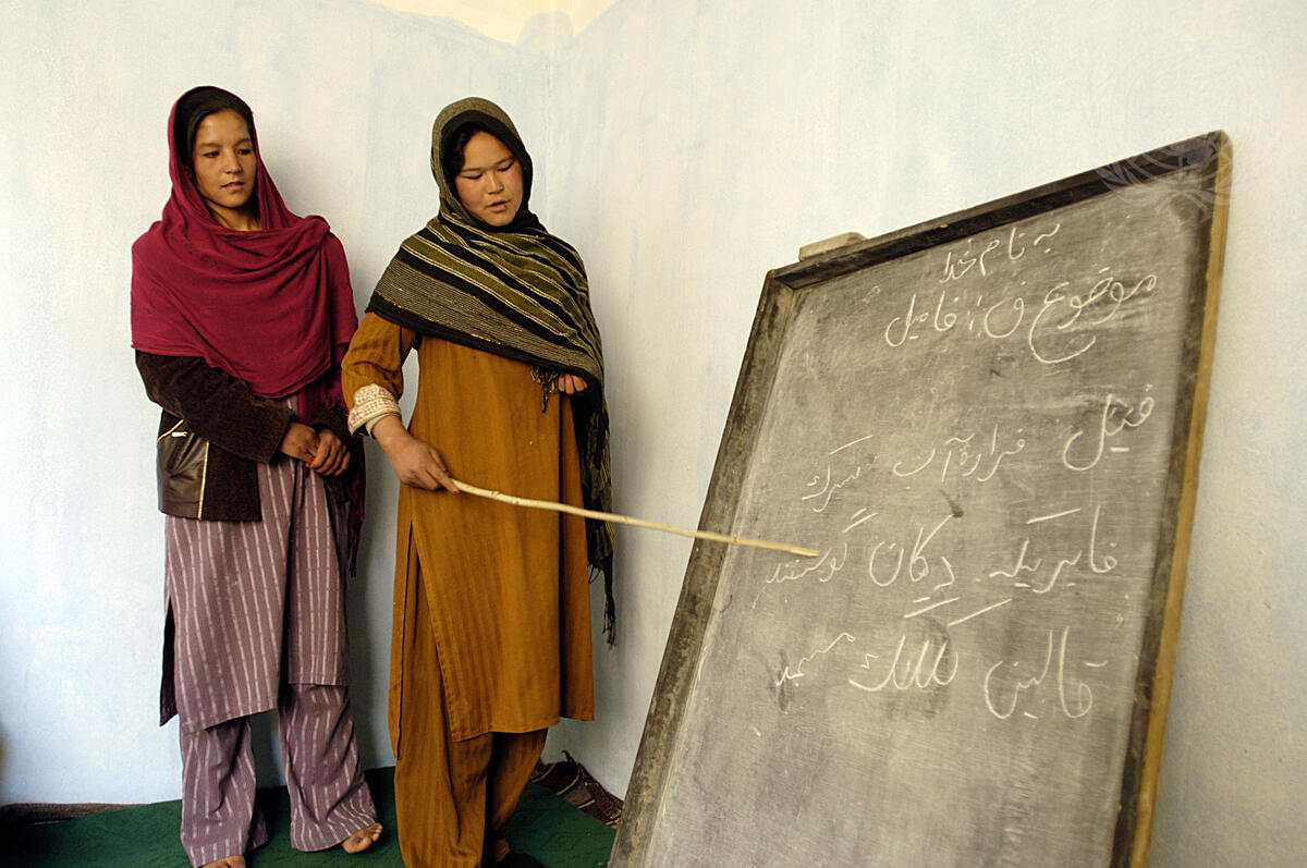 UN_Photo's tweet photo. Today is International Day of #Education
The foundation of more peaceful, just, and sustainable societies is laid through education.
#LearningForPeace
Afghan women attend a literacy course supported by @UNICEF in Bamyan, Afghanistan (2008).
UN Photo/Sebastian Rich https://t.co/nWnTVIkS9R