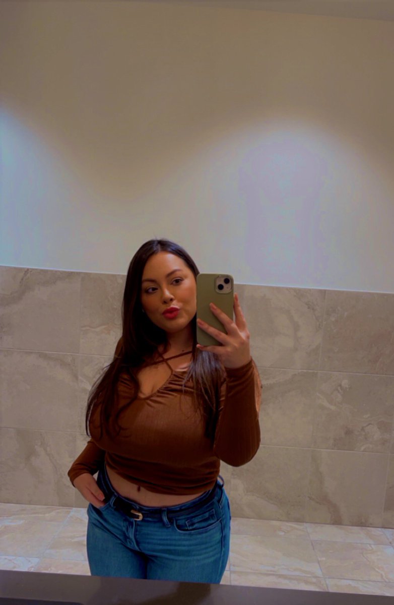 rozzyrozzzz__'s tweet photo. her 🧡 https://t.co/6zA223wxFZ