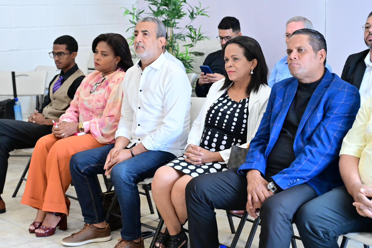 AbelComunicaRD's tweet photo. #AbelPresidente se reunió hoy con 15 candidatos y candidatas a regidores de Santo Domingo Oeste y vaticinó que en esa demarcación, el PRM sufrirá una vergonzosa derrota, con los votos morados en las elecciones municipales de febrero. https://t.co/IIskdoLSxS