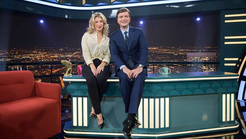 profsecundario's tweet image. A la pregunta de qué tal vive en su piso de 450 metros en Nuevos Ministerios, la vicepresidenta del gobierno, Yolanda Díaz, contesta que vivir en Madrid es una condena. Interesado el entrevistador por el porqué de la condena, la señora Díaz afirma que se siente condenada porque…