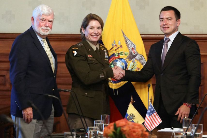 AnibalGarzon's tweet photo. El anticorreismo ha hecho que Ecuador vuelva a ser hoy una neocolonia norteamericana. 
Lo inició Lenin Moreno estrechando relaciones con EE.UU, lo avanzó Guillermo Lasso firmando acuerdos militares con EE.UU, y lo consolidó Daniel Novoa recibiendo militares de EE.UU en el país https://t.co/8qVJCHlFHc