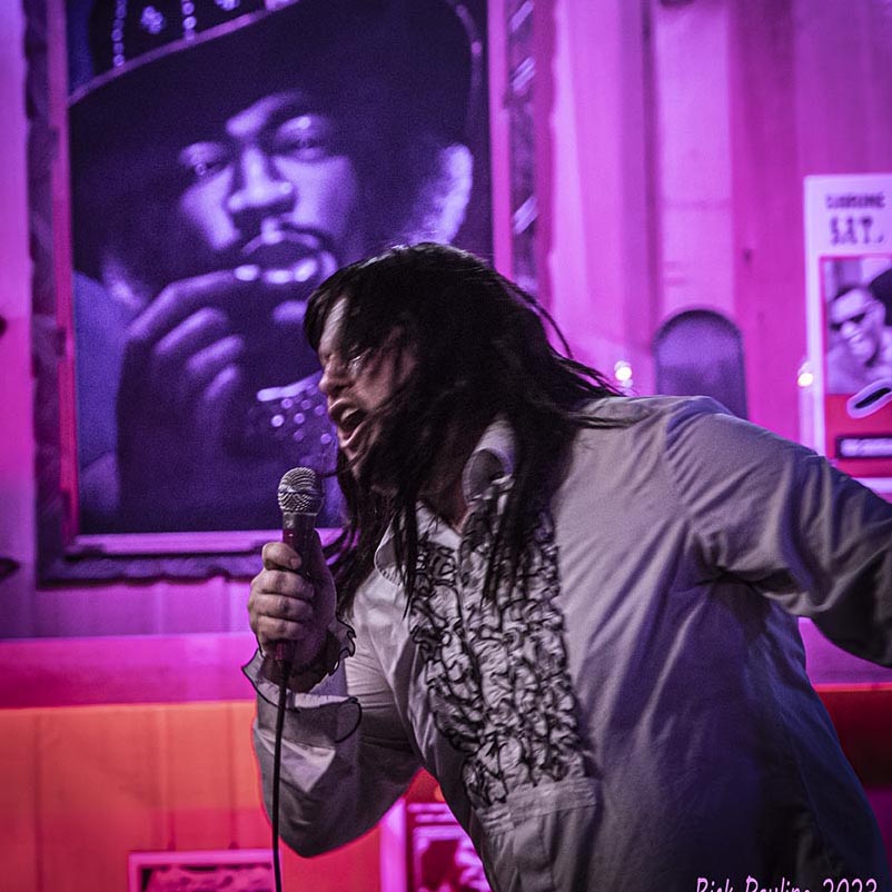 DarylsHouseClub's tweet photo. Quite the theatrical show when Meet Loaf came to Daryl's House Club! Thank you Rick Pauline for capturing it! #meetloaf #darylshouseclub #rickpauline https://t.co/0bUVNktk3a