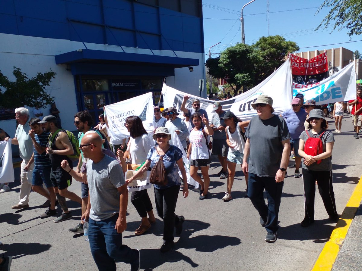 #Neuquén La Marcha #24EParoNacional  es la más grande que se recuerde
📢83 organizaciones y gremios firmaron el Documento Único #NoAlDNUyLeyOmnibus 
🥁 22 cuadras de militancia en las calles💪Fuimos miles en pleno verano
Redoblemos el esfuerzo con el Plan de Lucha #LucharGarpa