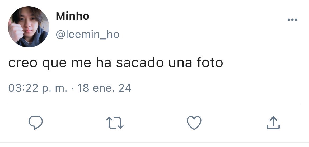 jilixmiau's tweet photo. mini Au minlix | Inspirsdo
Flx pierde la emoción en la fotografía
 “¿Debería intentar algo más?” 
y decide ir a un centro comercial y buscar algo que lo “cautive”.

Mnh ve como un chico le toma una foto y sale corriendo pero es el mismo que lo miraba atentamente mientras bailaba. https://t.co/fXpyJeoJfe