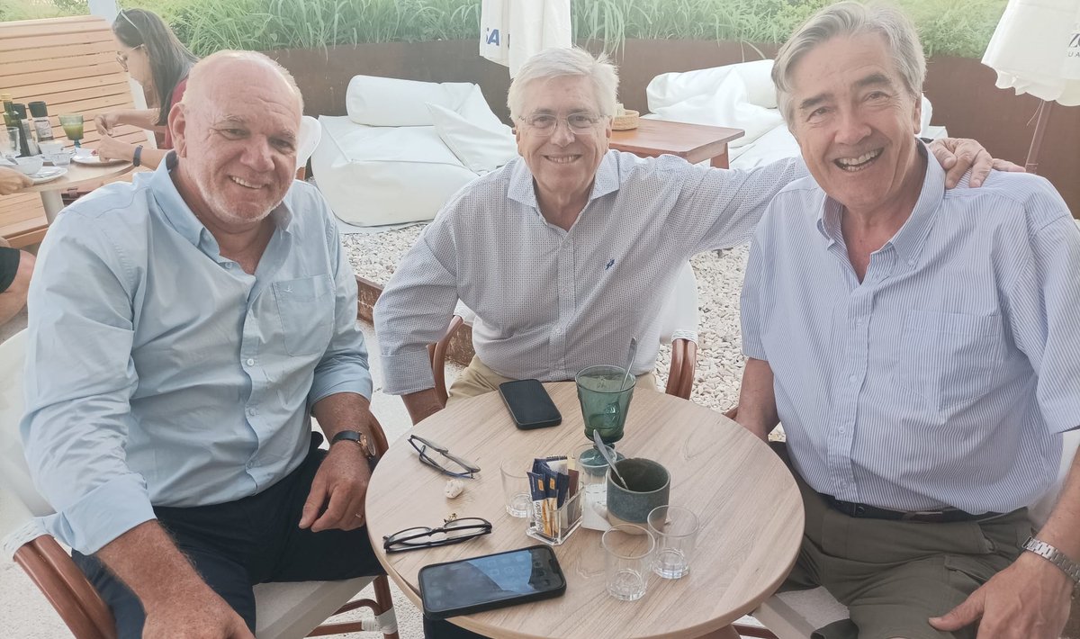 Alianza Martínez Zimarioff / Tabaré Viera:
En el marco de la campaña electoral 2024 se ha generado una alianza entre el precandidato colorado a la Presidencia Tabaré Viera (actual Ministro de Turismo) y el ex Ministro de la Corte Electoral, Edgardo Martínez Zimarioff.