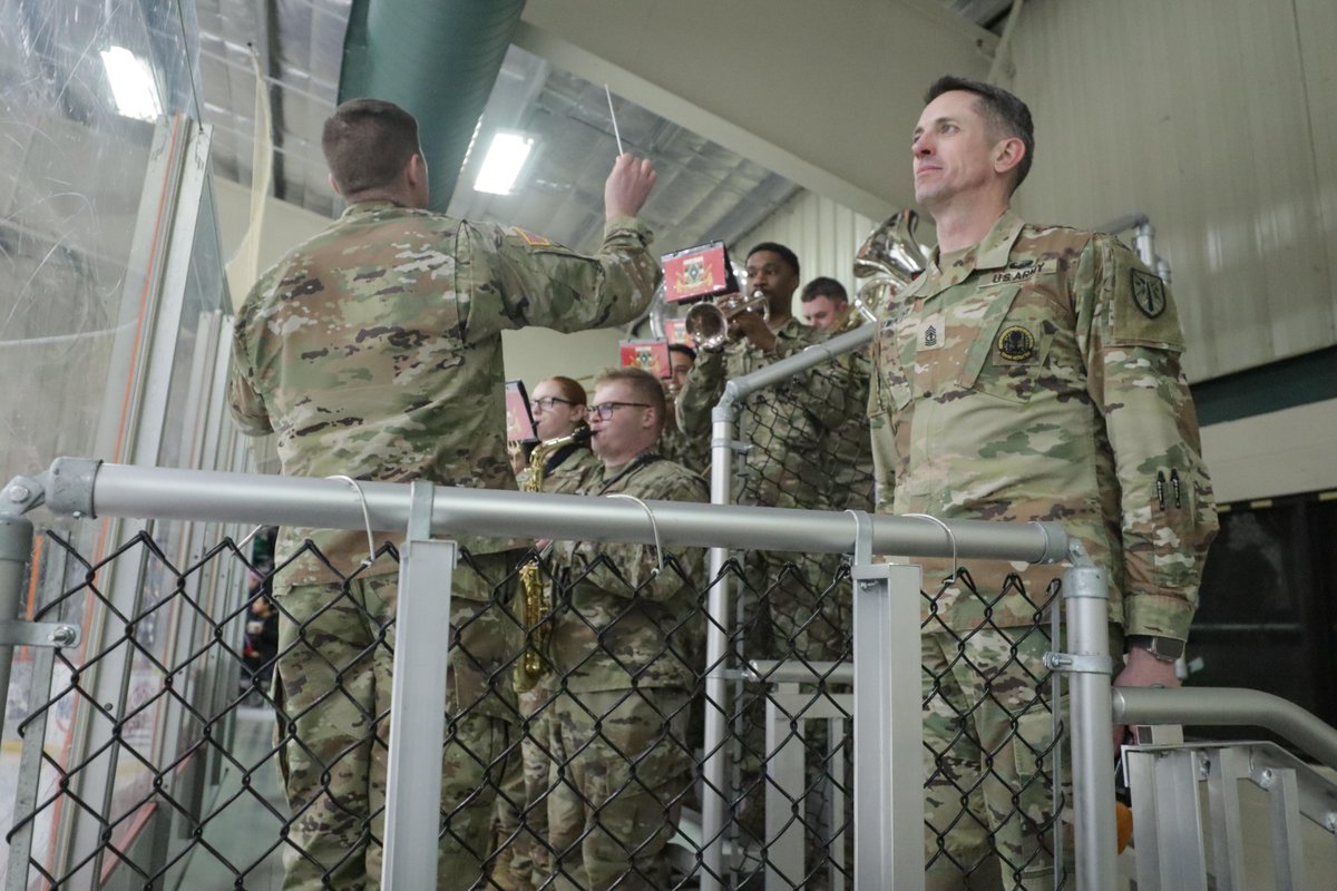 USArmyFortSill's tweet image. While much of the state of Oklahoma was waiting for an ice storm the weekend of Jan. 19, some Fort Sill Soldiers went to Oklahoma City to chill out with some hockey players.

Full story: dvidshub.net/r/22ykdt

#FiresStrong #BeAllYouCanBe #ArmyBand #TeamSill #OKWarriors