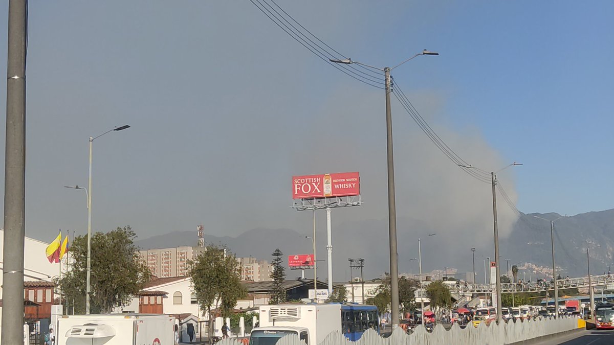 desastrehell's tweet photo. #IncendiosForestales
Estoy algo lejos, y aún así miren el humo, huele inclusive, y los comunicados son: No hay capacidad aérea para atender la emergencia, es en serio??. Así sea con los aviones presidenciales, que se yo,pero para ir a la vuelta de la esquina sacan disponibilidad. https://t.co/yTLi7Winsx