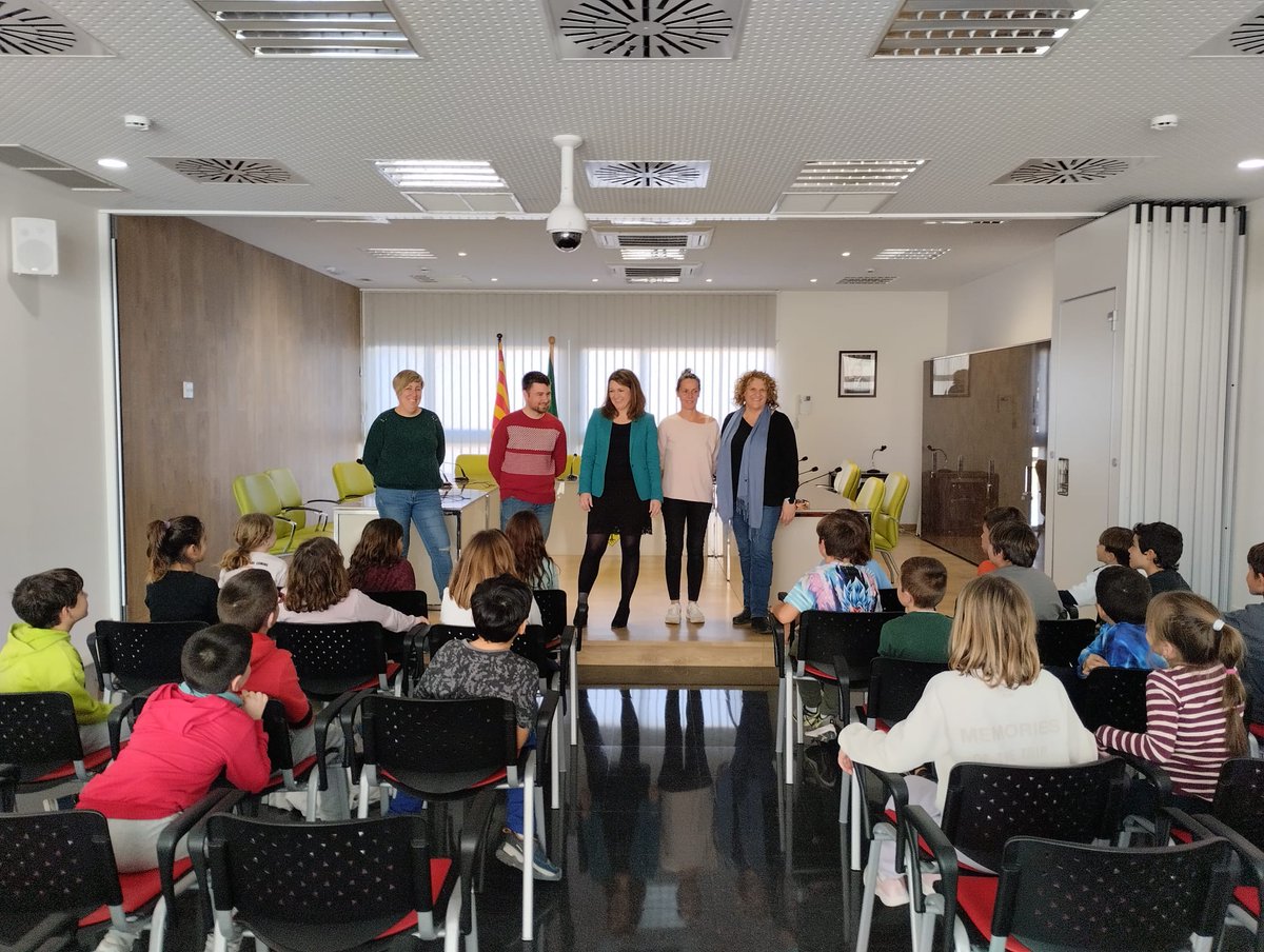 ✅ Avui hem rebut a l'Ajuntament el grup de 3r de primària de Les Cometes. Han vingut amb l'objectiu de conèixer millor aquesta administració i entrevistar a l’alcaldessa.

#AjuntamentLlorenç #LlorençdelPenedès #joventut #ensenyament #informació