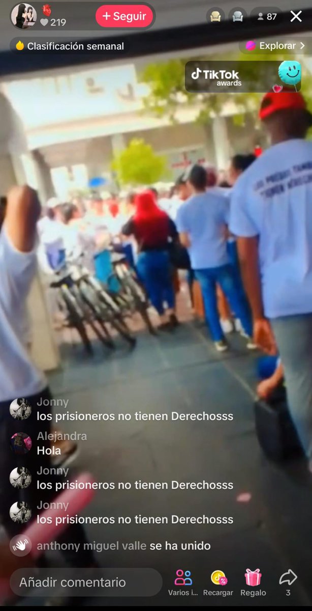 EmergenciasEc's tweet photo. Marcha de Familiares de Terroristas en el centro de Guayaquil exigiendo derechos para sus angelitos.
Tomar precaucion, no pasar con el celulares, se les puede perder. https://t.co/mROgpLZrao