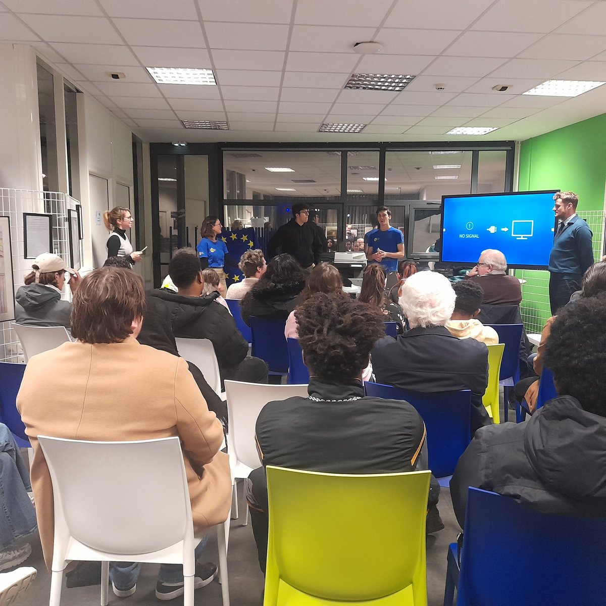 christophedany1's tweet photo. Quand les jeunes parlent aux jeunes d'Europe 🇪🇺 
@ReimsJe @MLReims 
@MEuropeen51 https://t.co/CYIyvLGWRY