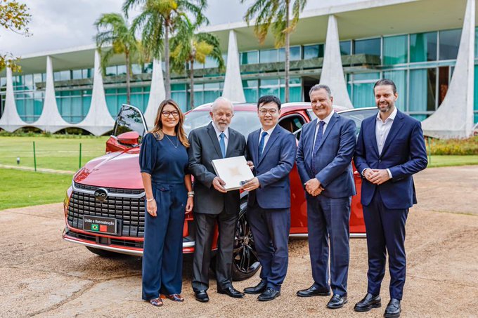 Presidente Lula conversa com representantes da BYE, Janja e Rui Costa. Ao fundo, o Palácio da Alvorada eu carro vermelho da empresa.