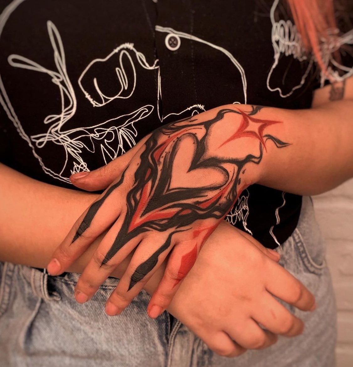 maluttov's tweet image. Eu tenho 22, me mudei sozinha pra sp e tatuo artes autorais na pele das pessoas, e aí bó tatuar?