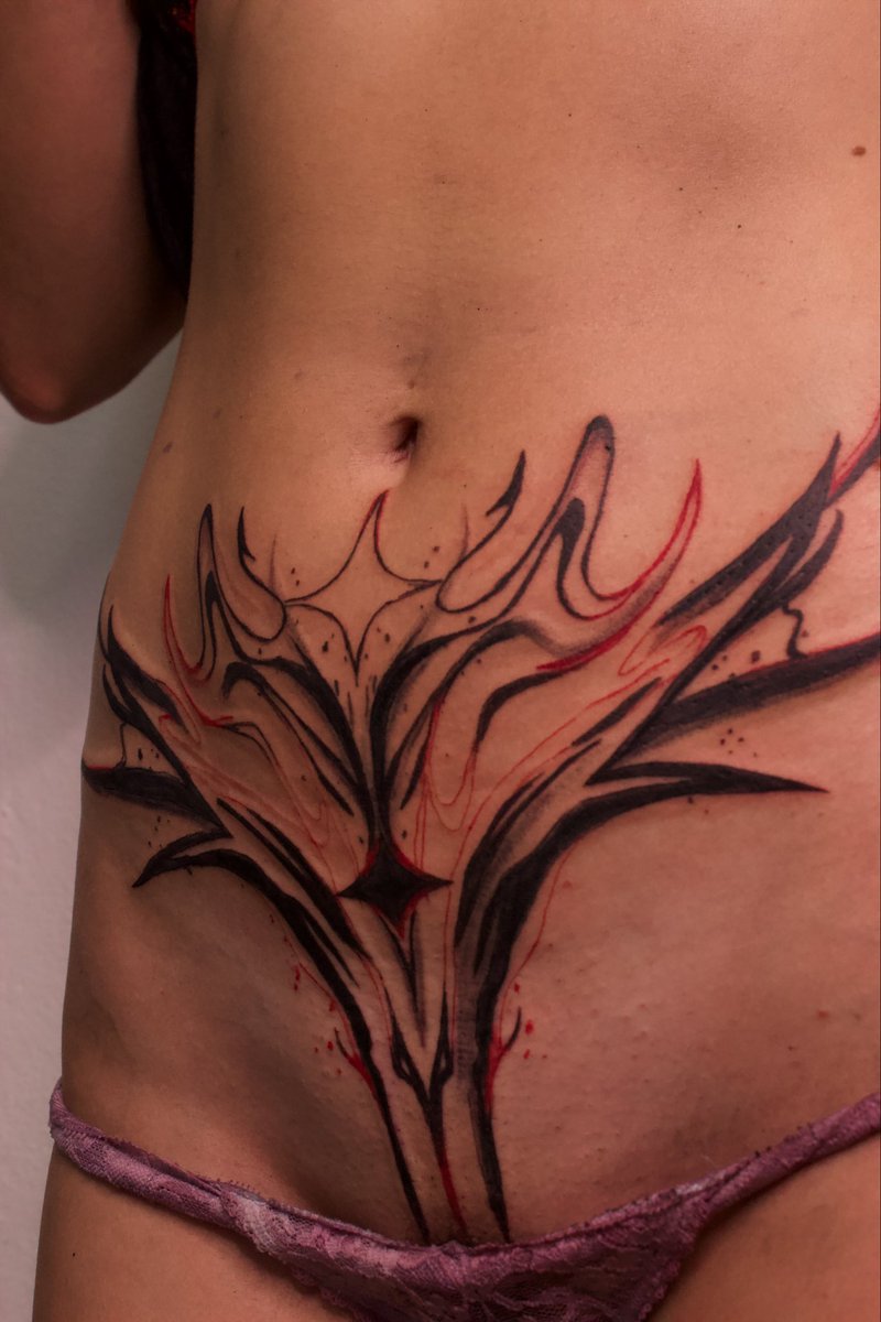 maluttov's tweet image. Eu tenho 22, me mudei sozinha pra sp e tatuo artes autorais na pele das pessoas, e aí bó tatuar?