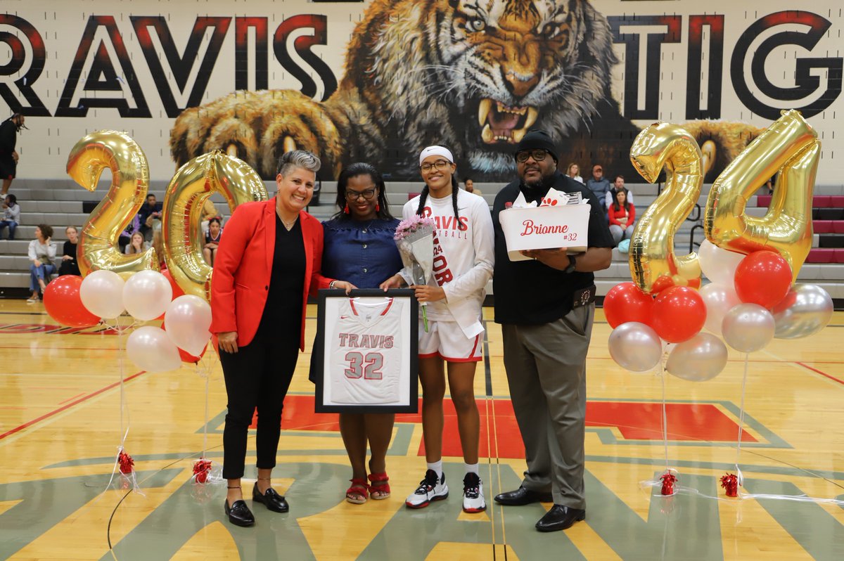 TravisGirlsBB1's tweet image. Thank you Jordyn, Brionne, family, teammates, and friends for an AWESOME night celebrating these two!
#WeLoveOurSeniors