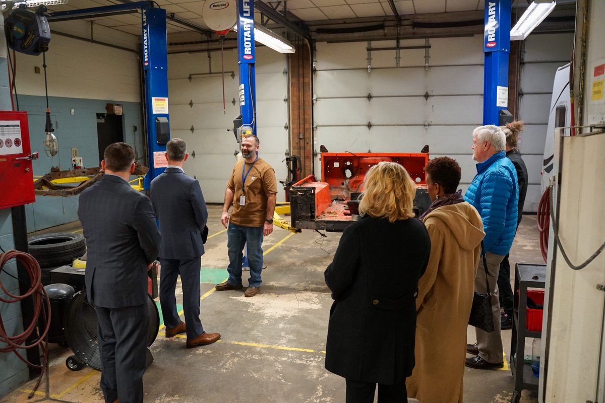 AIU_SpecEdDiv's tweet image. Thanks to the AIU Executive Leadership Team and board members who visited Mon Valley School and Community School East yesterday! 

We love talking about the great things happening!😄🍎🧑‍🏫 #ServingEveryLearner