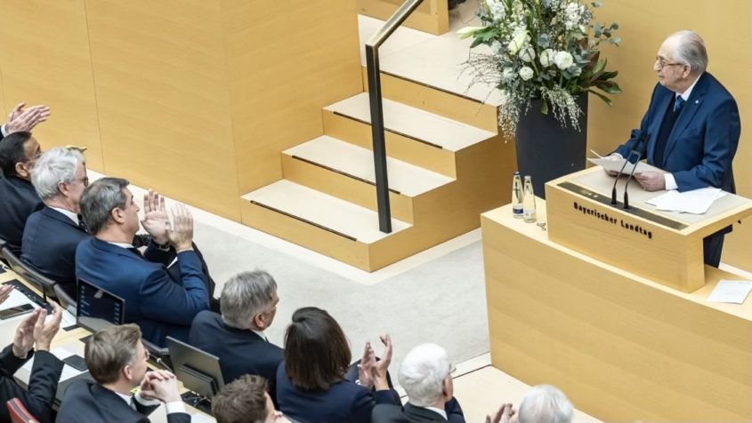 Bayerisches Innenministerium (@baystmi) on Twitter photo Gedenkakt für die Opfer des Nationalsozialismus im <a href="/Landtag_Bayern/">Bayerischer Landtag</a>: Abba Naor, 96 Jahre alt, ist einer der wenigen noch lebenden Zeitzeugen. Angesichts der sprunghaft angestiegenen Zahlen an antijüdischen Übergriffen rief er eindringlich dazu auf, gegen Judenhass aufzustehen. Gedenkakt für die Opfer des Nationalsozialismus im <a href="/Landtag_Bayern/">Bayerischer Landtag</a>: Abba Naor, 96 Jahre alt, ist einer der wenigen noch lebenden Zeitzeugen. Angesichts der sprunghaft angestiegenen Zahlen an antijüdischen Übergriffen rief er eindringlich dazu auf, gegen Judenhass aufzustehen.