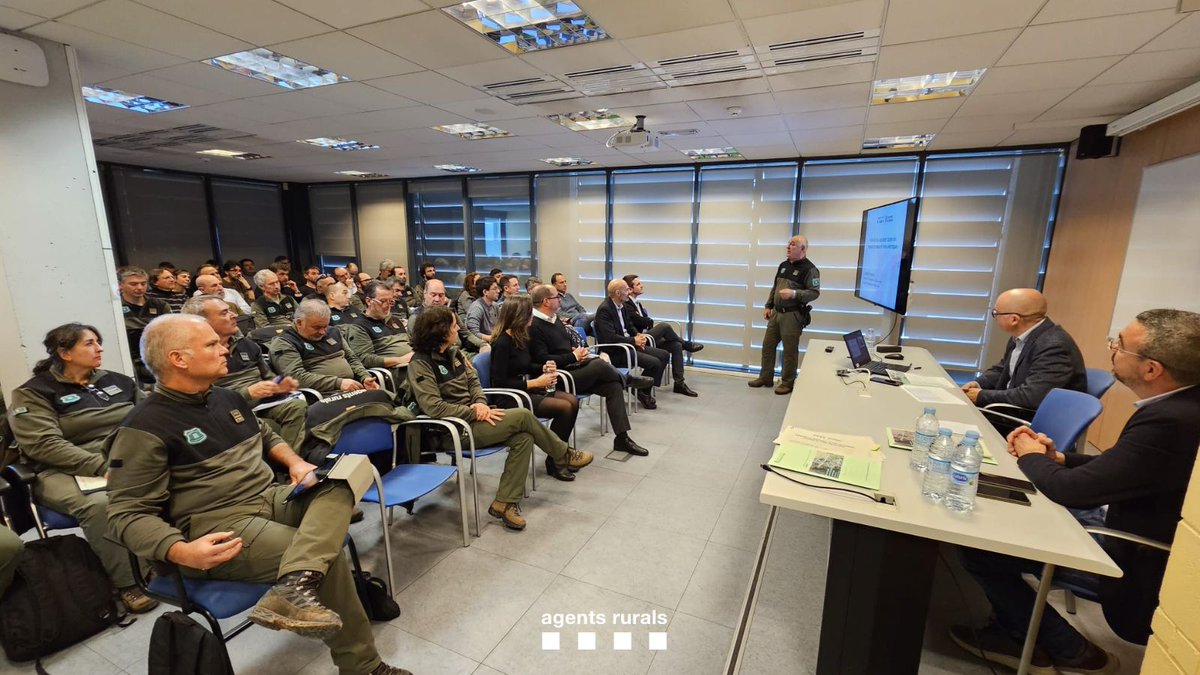 Col·laborem amb la jornada tècnica sobre "Mesures de seguretat en els treballs forestals en línies elèctriques" que ha tingut lloc aquest matí a la seu d'@endesa a #Lleida. 

#AgentsRurals <a href="/bomberscat/">Bombers</a> <a href="/interiorcat/">Interior i Seguretat Pública</a>