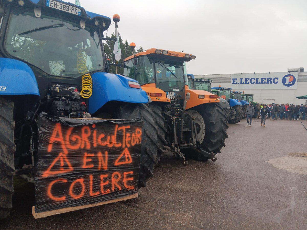 fnsea45's tweet photo. 150 tracteurs et  300 manifestants qui ont donné 48h à @GabrielAttal @MFesneau pour donner des réponses concrètes et rapides aux agriculteurs. "Préparez-vous, organisez-vous, la @fnsea45 et @JALoiret se préparent pour de nouvelles actions" alerte @Sebastien_Mery_ https://t.co/BIGh4yR42P