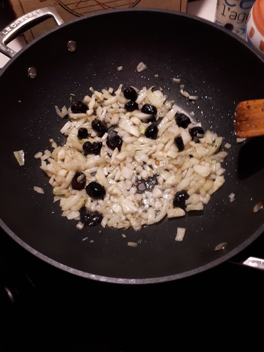 AlbineVilleger's tweet photo. Une fois n'est pas coutume #battlekitchen de semaine, en cours nouveauté végė risotto fenouil et chou romanesco, bouillon miso, sauce crème soja olives noires graines tournesol, servi avec feta https://t.co/ho6fc5nyhQ