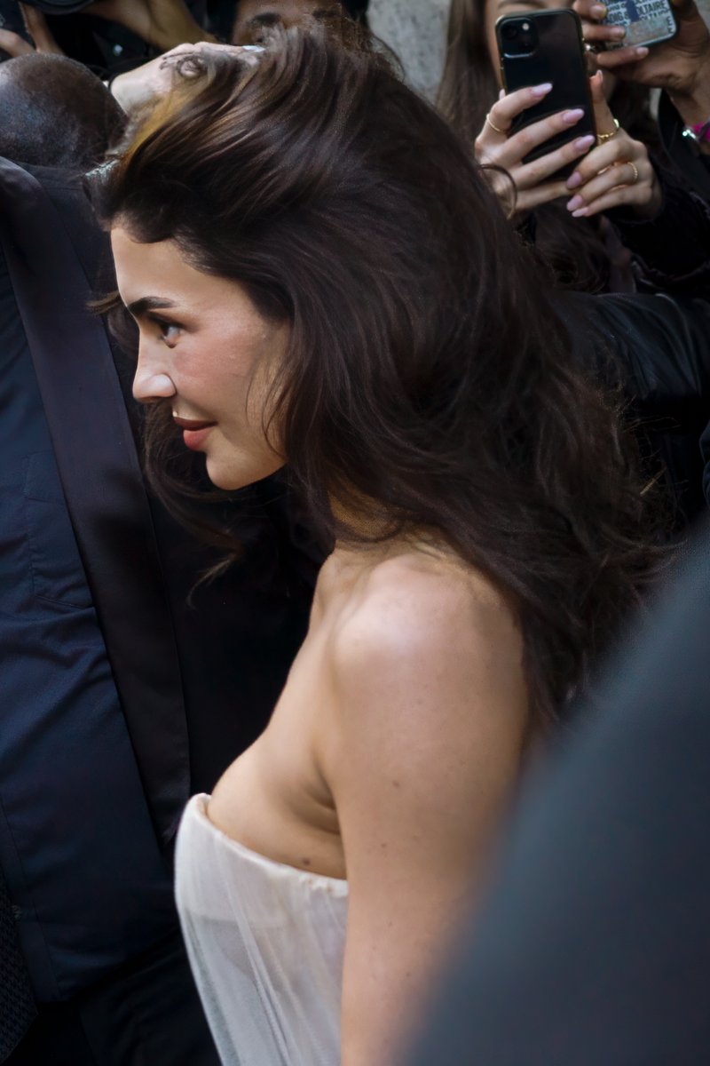 Out of fashion week
KYLIE
#kyliejenner #FashionWeekParis #fashionweek #JeanPaulGaultier #jpg #ParisFashionWeek