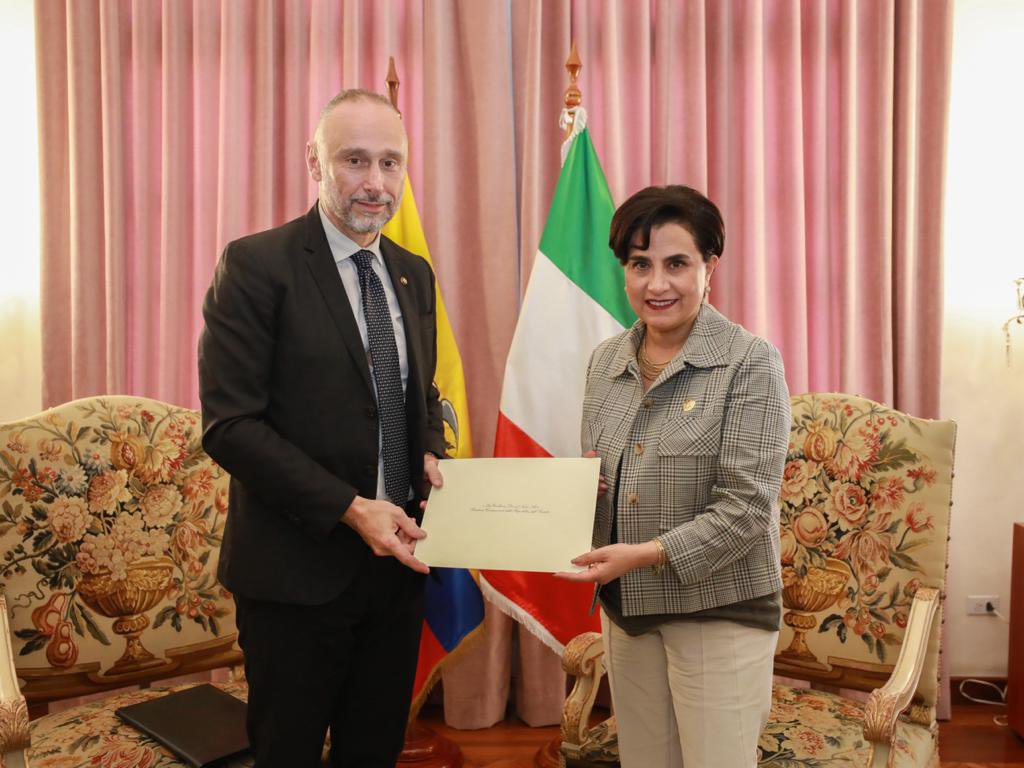 CancilleriaEc's tweet photo. La canciller @gabisommerfeld recibió la entrega de copia de Cartas Credenciales del Embajador de Italia en Ecuador, Sr. Giovanni Davoli. 🇪🇨🇮🇹

Reafirmamos el compromiso de ambas naciones por promover la cooperación y fortalecer los lazos diplomáticos. 🤝 https://t.co/a5xtAY6cIl