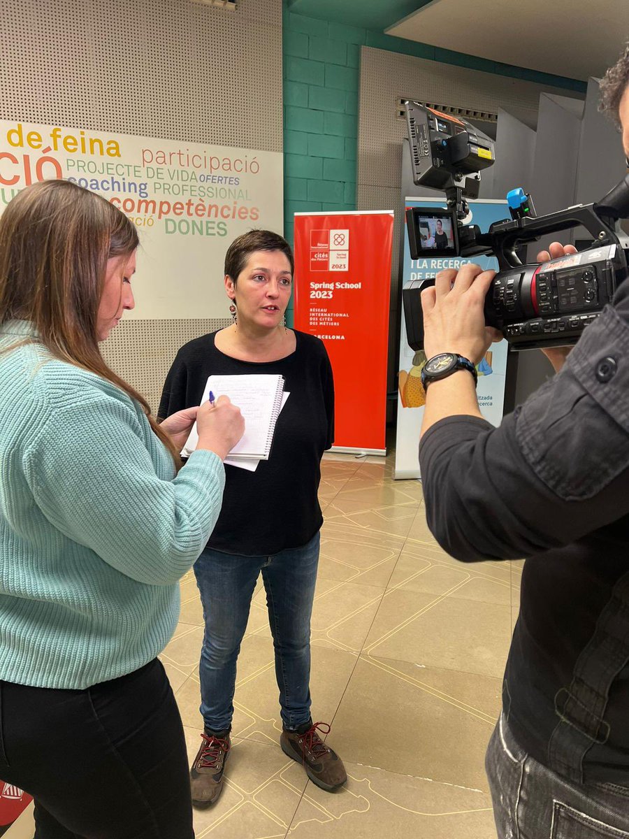 barcelonactiva's tweet photo. Rebem la visita de @beteve i @laxarxa a #Porta22! 🎥
Parlem sobre les formacions professionalitzadores de #reskilling sectorial i conversem amb un participant en el curs de mariner/a de port. ⚓
Descobreix totes les formacions de reskilling! 👉🏼 https://t.co/IDsFYOW9nL https://t.co/q6OuuSVR0T