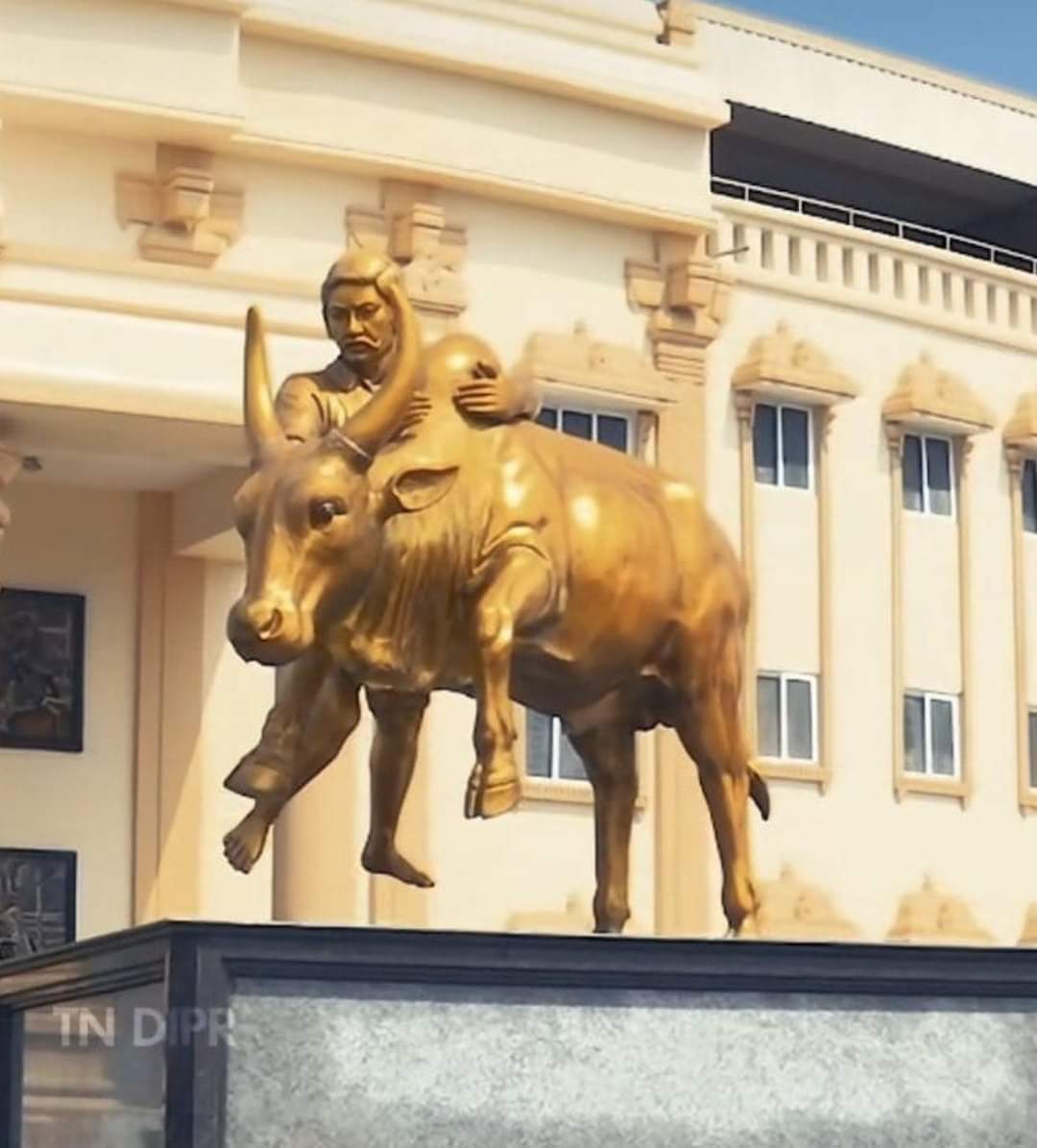 HBHarishBala's tweet photo. @SavukkuOfficial A statue for your with love from your best friend MKS 😂😂😂 https://t.co/OlGJVzSSC8