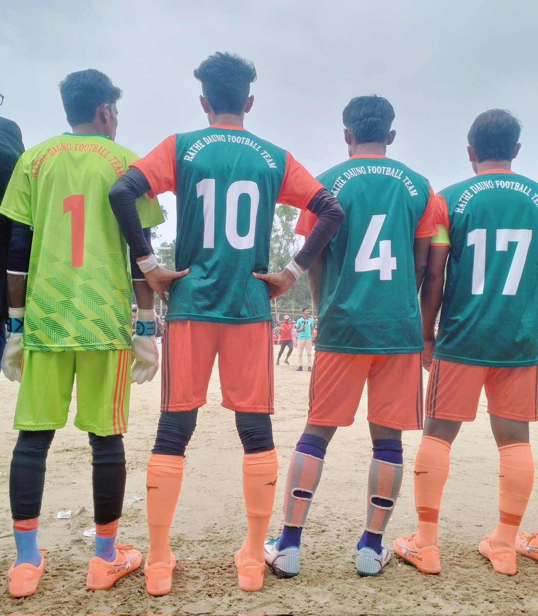 Today played Rathedaung Football Team Vs Mee Chaung Zay Football Team!     (RTD 2-0 MCZ) Alhamdulilah Congratulations to Rathedaung Football Team well done by two (2-0) goals! Against Mee Chaung Zey Football Team!

#football 
#Footballplayers
#Footballmatch