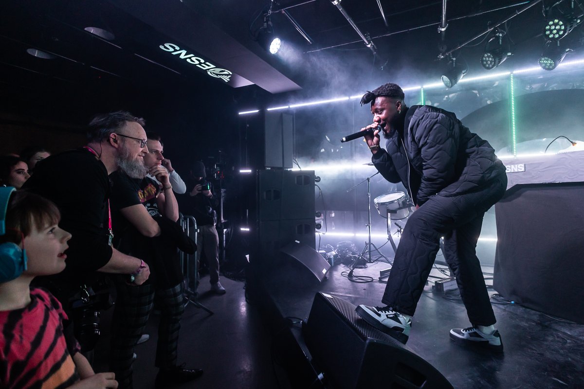 🤩Wat een gave foto van dit concert! 📸De foto is mooi scherp, prachtig belicht en de interactie tussen artiest en publiek is mooi in beeld gebracht.✨
Gefeliciteerd Lenjan met deze Foto van de Dag!🏆

Bekijk meer mooie foto's op: zoom.nl/profiel/lenjan