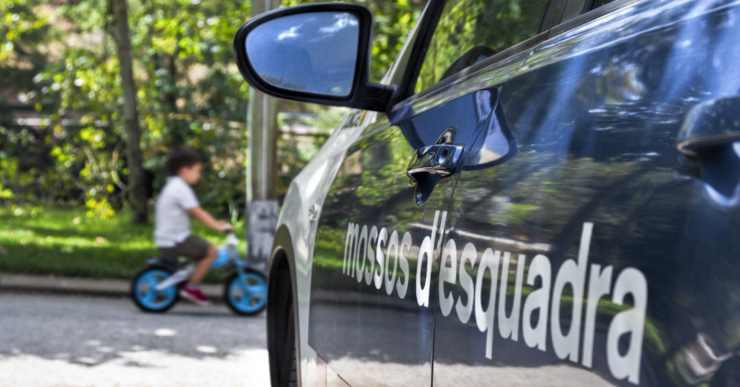 👮♀️🧒Espantar els nens amb la policia no és una bona idea. Si mai es perden o es troben en perill la millor opció és que busquin la nostra ajuda

Ensenya'ls a confiar en nosaltres i que aprenguin el telèfon d’emergències <a href="/112/">112</a>