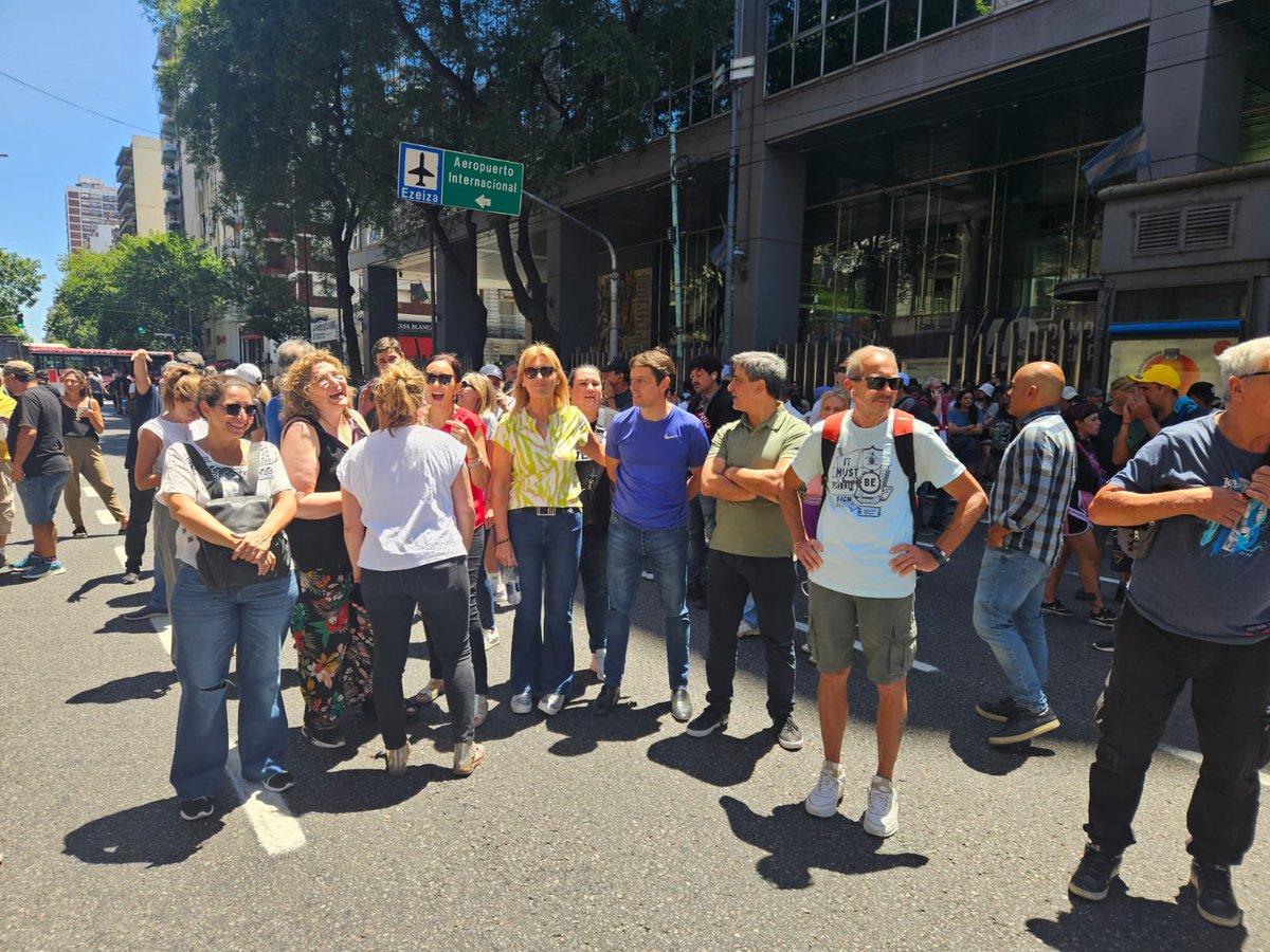Acompañé junto al bloque de UxP la contundente movilización en Plaza Congreso y el Paro General. 
Todo mi apoyo a la ciudadanía que manifestó en #Tucumán el rechazo al #DNU y la #LeyOmnibus de <a href="/JMilei/">Javier Milei</a>. 

#24EParoGeneral 
#LaPatriaNoseVende