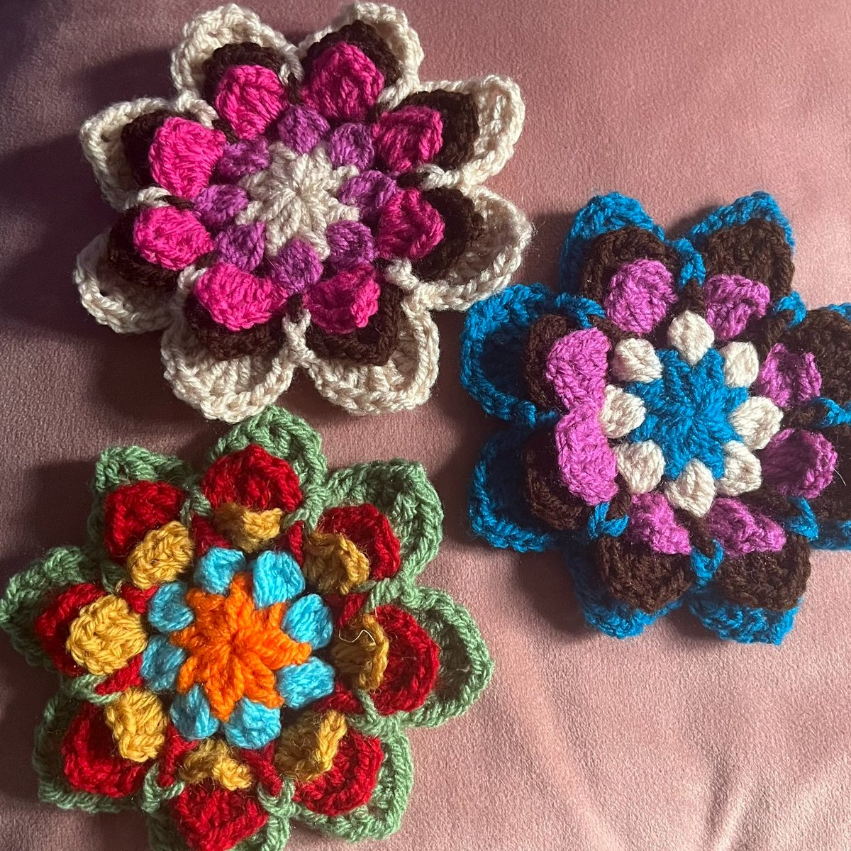 Crochet Flower Brooches 🌺 Handmade gifts from someone who has taken the time to make something unique just for them is so special 😊 A corsages for example, it's a simple gesture, but it's sure to be appreciated dwcrochetpatterns.etsy.com #MHHSBD #craftbizparty #inbizhour