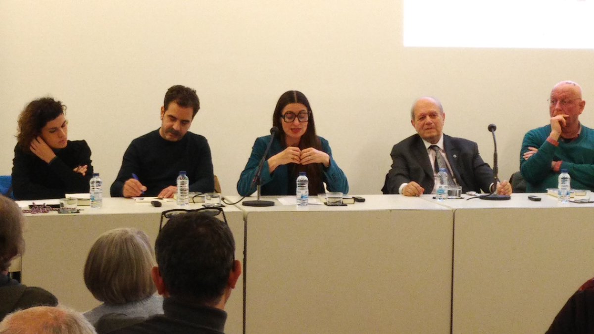 Comença la presentació del llibre sobre la correspondència entre Tàpies i Brossa titulat "Amb cor de ferro". Amb Manuel Guerrero, l'autor, i Pere Gimferrer, Imma Prieto, Eduard Escoffet i Judith Barnés.

#AnyTapies #Tapies #Brossa #Art # Literatura 
<a href="/fundaciobrossa/">Fundació Joan Brossa - Centre de les Arts Lliures</a>
<a href="/G_Gutenberg/">Galaxia Gutenberg</a>